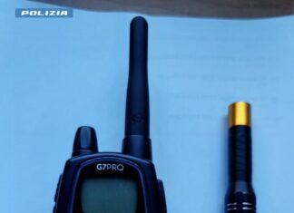 Rubano un’auto ma incrociano la polizia: scatta l’inseguimento. Abbandonano il veicolo e si dileguano