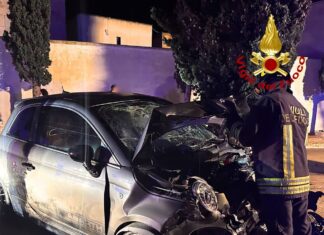 Schianto frontale contro un’auto in sosta, tragedia alla periferia del paese: nulla da fare per un 42enne