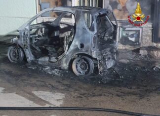 Fiamme all’alba in provincia: Smart distrutta, danneggiati altri tre mezzi parcheggiati nei dintorni