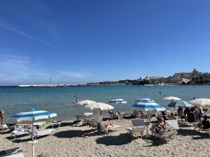 L’ottobre salentino in riva al mare va avanti. Le immagini della spiaggia centrale di Otranto piena di turisti - Corriere Salentino
