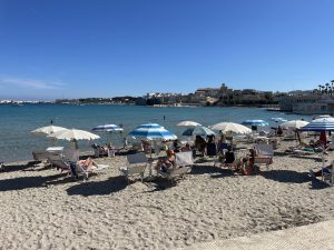 L’ottobre salentino in riva al mare va avanti. Le immagini della spiaggia centrale di Otranto piena di turisti - Corriere Salentino