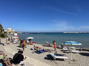 L’ottobre salentino in riva al mare va avanti. Le immagini della spiaggia centrale di Otranto piena di turisti - Corriere Salentino