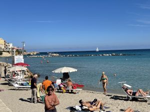 L’ottobre salentino in riva al mare va avanti. Le immagini della spiaggia centrale di Otranto piena di turisti - Corriere Salentino
