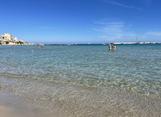L’ottobre salentino in riva al mare va avanti. Le immagini della spiaggia centrale di Otranto piena di turisti