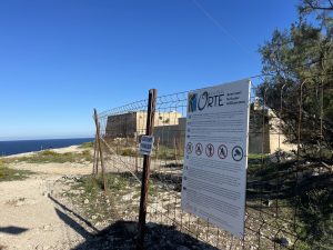 Reportage a Baia dell'Orte, percorso pubblico libero nel tesoro naturalistico, ma fruizione selvaggia. Auto ovunque. Ecco la via privata contestata - Corriere Salentino