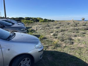 Reportage a Baia dell'Orte, percorso pubblico libero nel tesoro naturalistico, ma fruizione selvaggia. Auto ovunque. Ecco la via privata contestata - Corriere Salentino