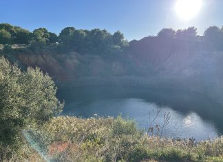 Reportage a Baia dell’Orte, percorso pubblico libero nel tesoro naturalistico, ma fruizione selvaggia. Auto ovunque. Ecco la via privata contestata