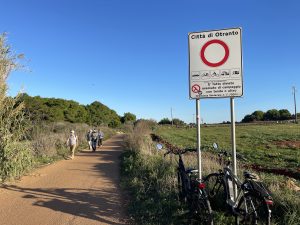 Reportage a Baia dell'Orte, percorso pubblico libero nel tesoro naturalistico, ma fruizione selvaggia. Auto ovunque. Ecco la via privata contestata - Corriere Salentino