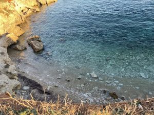 Reportage a Baia dell'Orte, percorso pubblico libero nel tesoro naturalistico, ma fruizione selvaggia. Auto ovunque. Ecco la via privata contestata - Corriere Salentino