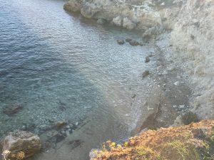 Reportage a Baia dell'Orte, percorso pubblico libero nel tesoro naturalistico, ma fruizione selvaggia. Auto ovunque. Ecco la via privata contestata - Corriere Salentino