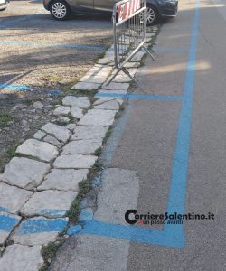 Perde l’equilibrio e cade a causa dell’asfalto dissestato. Paura per una donna a Casarano - Corriere Salentino