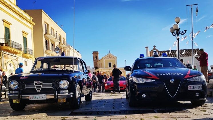 L'Arma dei Carabinieri protagonista del Meeting dei Due Mari a Gallipoli con la storica Giulia 1600 Super Radiomobile - Corriere Salentino