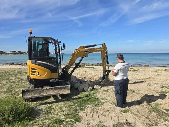 Sant’Isidoro, rimosse decine di “corpi morti” dalla baia - Corriere Salentino