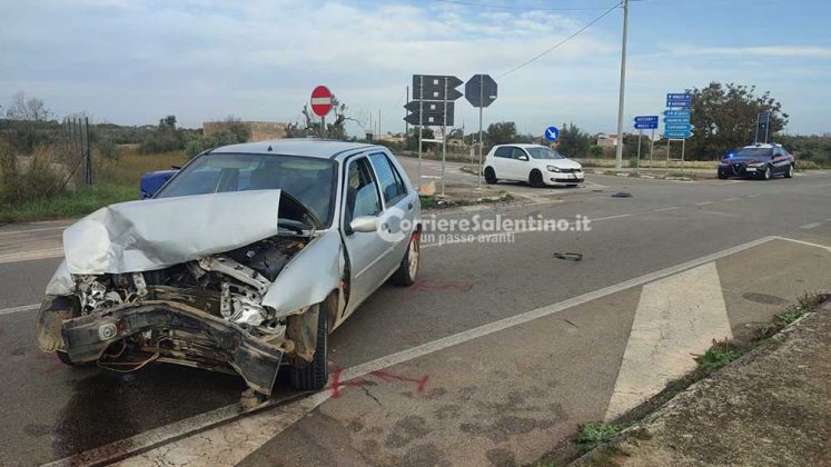 Schianto frontale nel Capo di Leuca: auto distrutte, in due trasportati in ospedale - Corriere Salentino
