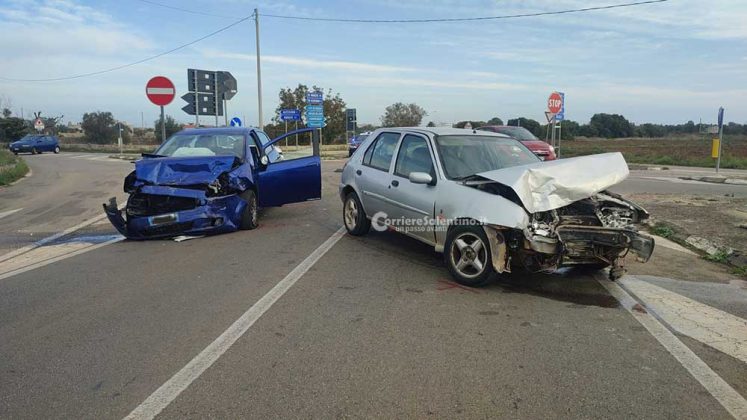 Schianto frontale nel Capo di Leuca: auto distrutte, in due trasportati in ospedale - Corriere Salentino
