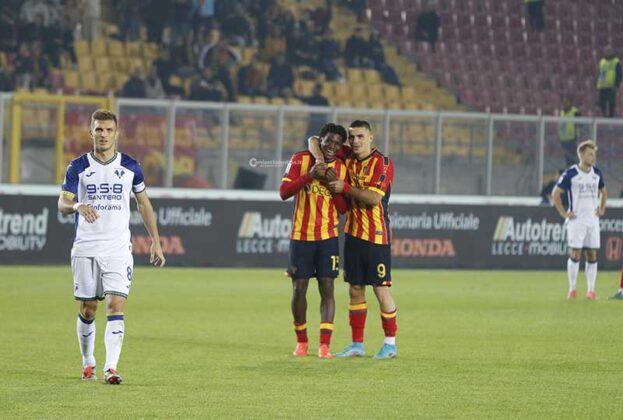 Un gol di Dorgu e si torna finalmente a sorridere: il Lecce batte il Verona e conquista 3 punti, ossigeno e fiducia - Corriere Salentino
