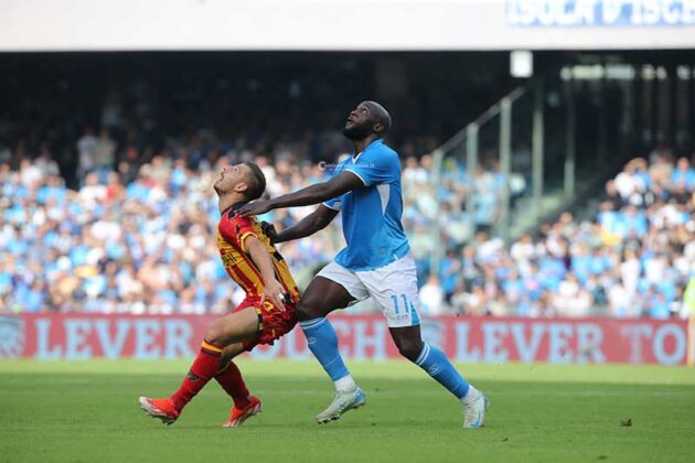 Il Lecce si arrende alla capolista Napoli con un gol in mischia, buona reazione in vista del Verona - Corriere Salentino