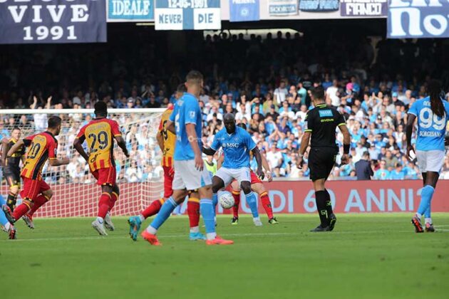 Il Lecce si arrende alla capolista Napoli con un gol in mischia, buona reazione in vista del Verona - Corriere Salentino