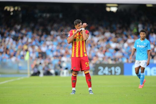 Il Lecce si arrende alla capolista Napoli con un gol in mischia, buona reazione in vista del Verona - Corriere Salentino