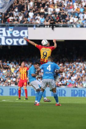 Il Lecce si arrende alla capolista Napoli con un gol in mischia, buona reazione in vista del Verona - Corriere Salentino