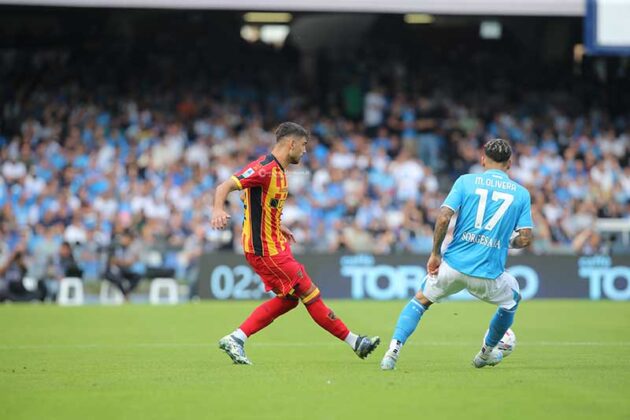 Il Lecce si arrende alla capolista Napoli con un gol in mischia, buona reazione in vista del Verona - Corriere Salentino