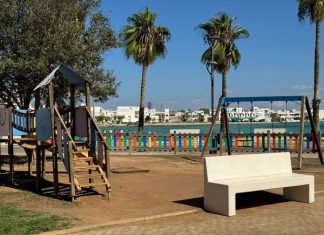 Il piazzale della pro loco si rifà il look, nuove panchine nel cuore di Porto Cesareo