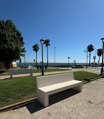 Il piazzale della pro loco si rifà il look, nuove panchine nel cuore di Porto Cesareo - Corriere Salentino