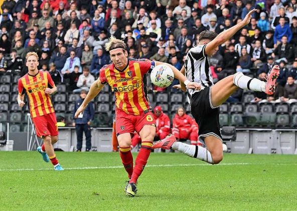 Quarta sconfitta per il Lecce, stavolta senza rimpianti: l’Udinese prende due legni, una punizione di Zemura castiga i giallorossi - Corriere Salentino
