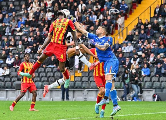 Quarta sconfitta per il Lecce, stavolta senza rimpianti: l’Udinese prende due legni, una punizione di Zemura castiga i giallorossi - Corriere Salentino