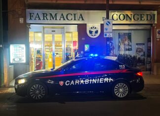 Irrompe in farmacia armato di pistola. Caccia al rapinatore a Casarano