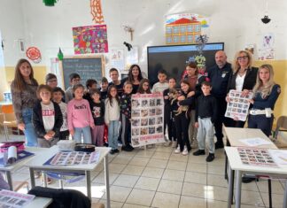 Una lezione speciale a scuola, protagonista la cagnolina Mita, salvata dopo essere stata gettata in un pozzo per evitare di curarla