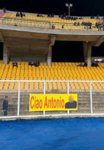 I fiori sul cantiere di Piazza Mazzini e il ricordo dell’ingegnere Antonio Greco in curva nord dopo la morte sul lavoro. Martedì i funerali, dopo l’autopsia - Corriere Salentino