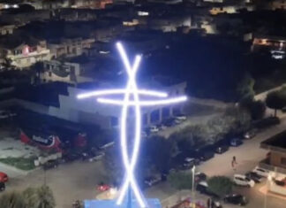 A Surbo la luce della Croce della Parrocchia di Santa Lucia brilla in cima al campanile