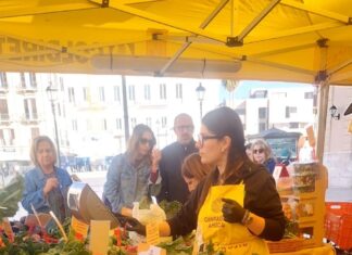 Per il caldo fuori stagione sui banchi arrivano le tardizie come melanzane e pomodori ma contemporaneamente ci sono verdure invernali come cime di rape novantine e cavoli