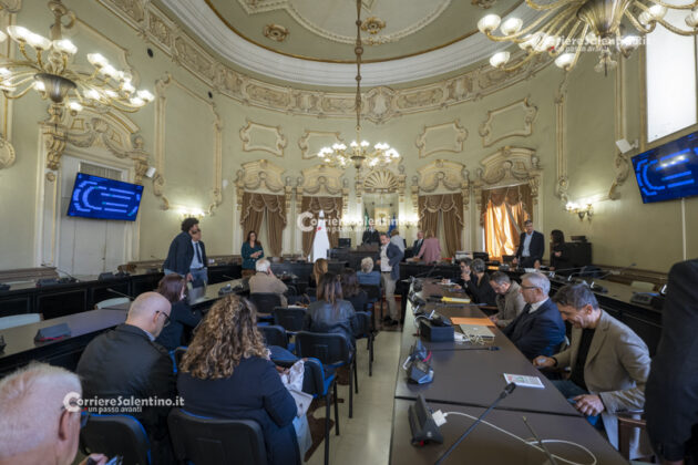 “Cartelle pazze” del consorzio di bonifica, passa all’unanimità l’ordine del giorno per sospenderle subito e poi annullarle. Una legge sui ricorsi collettivi - Corriere Salentino