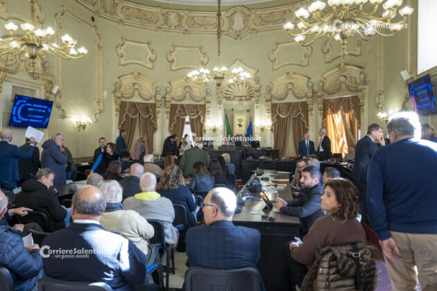 “Cartelle pazze” del consorzio di bonifica, passa all’unanimità l’ordine del giorno per sospenderle subito e poi annullarle. Una legge sui ricorsi collettivi - Corriere Salentino