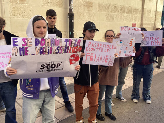 Trecento ragazze e ragazzi in via Trinchese contro la violenza sulle donne con l’hashtag #rispettiamoLE - Corriere Salentino