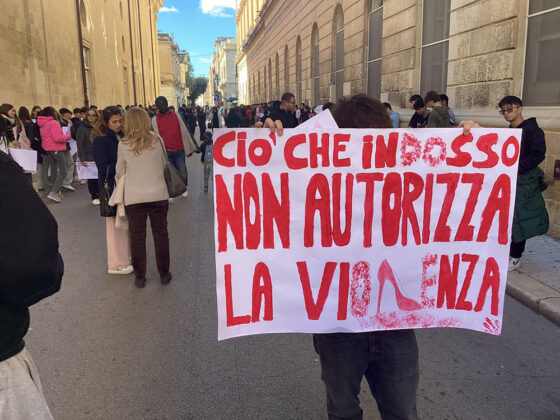 Trecento ragazze e ragazzi in via Trinchese contro la violenza sulle donne con l’hashtag #rispettiamoLE - Corriere Salentino