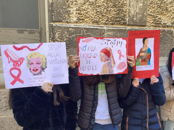 Trecento ragazze e ragazzi in via Trinchese contro la violenza sulle donne con l’hashtag #rispettiamoLE - Corriere Salentino