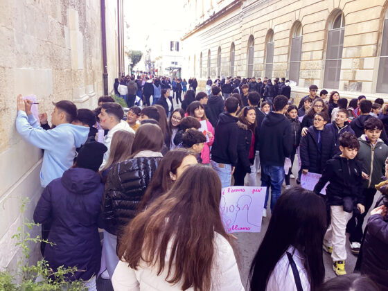 Trecento ragazze e ragazzi in via Trinchese contro la violenza sulle donne con l’hashtag #rispettiamoLE - Corriere Salentino