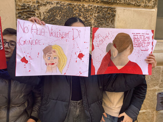Trecento ragazze e ragazzi in via Trinchese contro la violenza sulle donne con l’hashtag #rispettiamoLE - Corriere Salentino