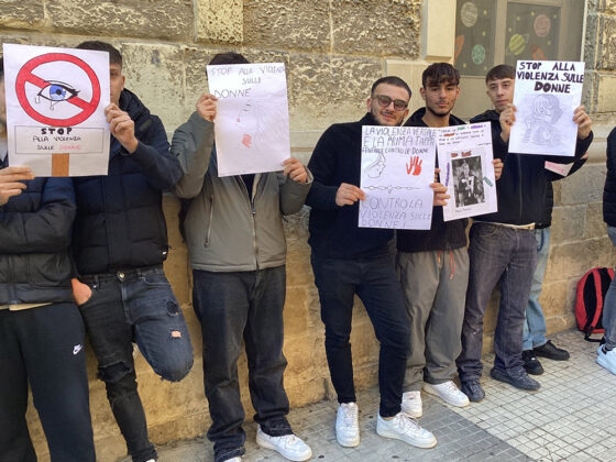 Trecento ragazze e ragazzi in via Trinchese contro la violenza sulle donne con l’hashtag #rispettiamoLE - Corriere Salentino
