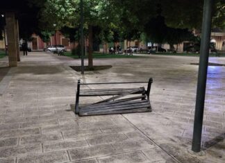 Vandali al cimitero, danni alle panchine