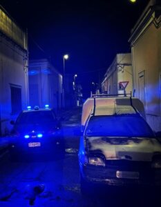 Fiamme nella notte: a fuoco un furgoncino nel centro abitato - Corriere Salentino