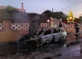 Ennesima auto in fiamme nel Salento: il fuoco avvolge e distrugge una Mercedes alla periferia di Gallipoli