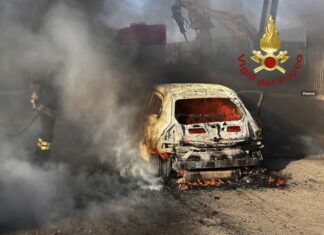 L’auto prende fuoco in movimento, mamma e figlia riescono a salvarsi. Paura sulle strade del Salento