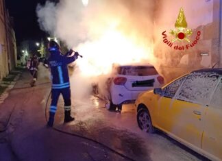 Notte “rovente” in provincia: due auto distrutte dal fuoco, altre due danneggiate dal calore delle fiamme