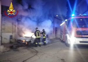 Tre auto in fiamme in meno di 10 minuti, danni ad una casa e anziano colto da malore: fuoco e paura a Taurisano - Corriere Salentino
