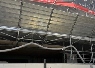 I fiori sul cantiere di Piazza Mazzini e il ricordo dell’ingegnere Antonio Greco in curva nord dopo la morte sul lavoro. Martedì i funerali, dopo l’autopsia