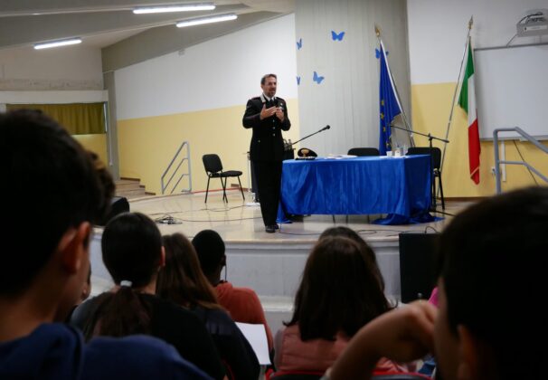 “A testa alta”: l’Istituto Comprensivo "P. Stomeo-G. Zimbalo" ospita il progetto di cittadinanza attiva che apre al dialogo tra generazioni - Corriere Salentino